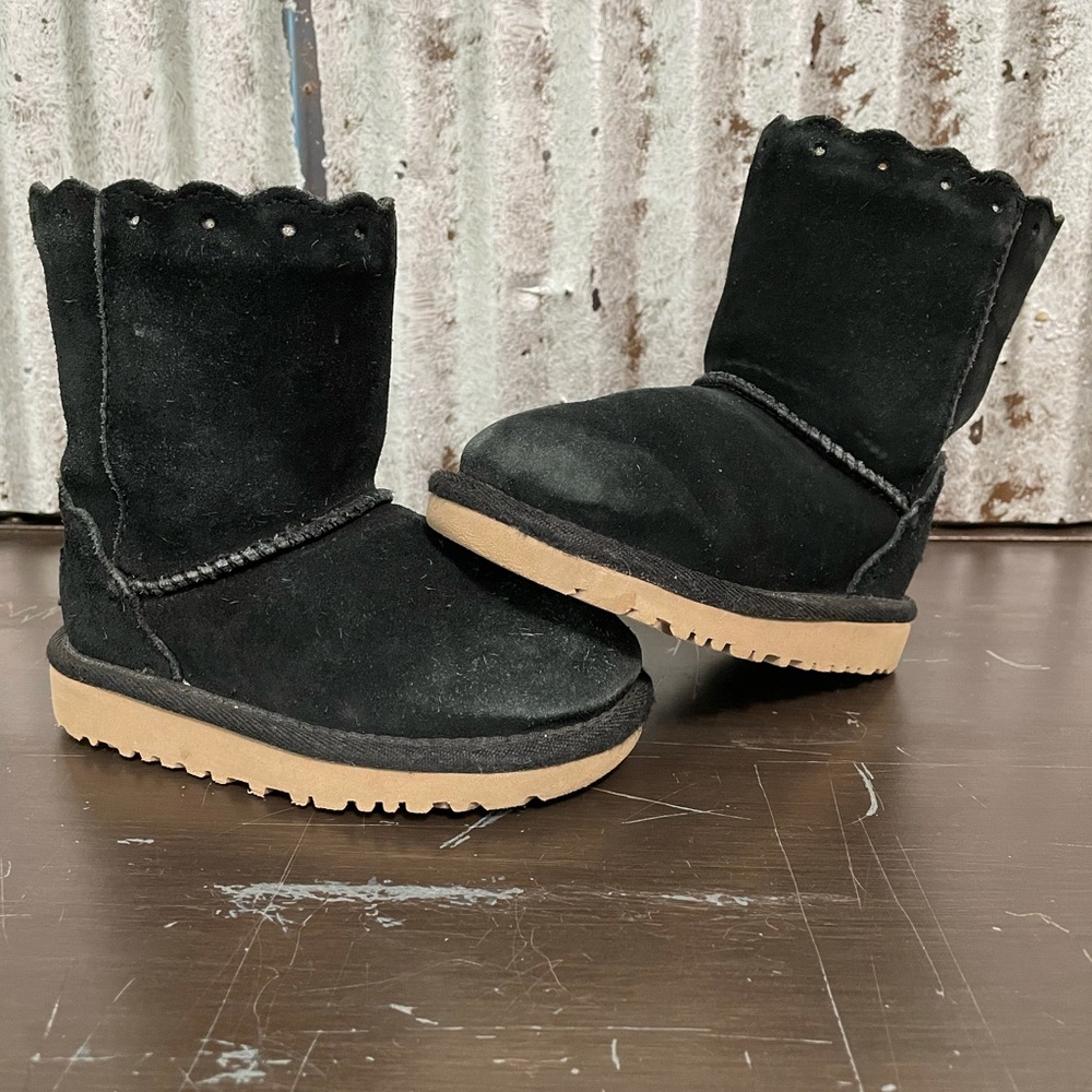Ugh Toddler Fame Scalloped boot